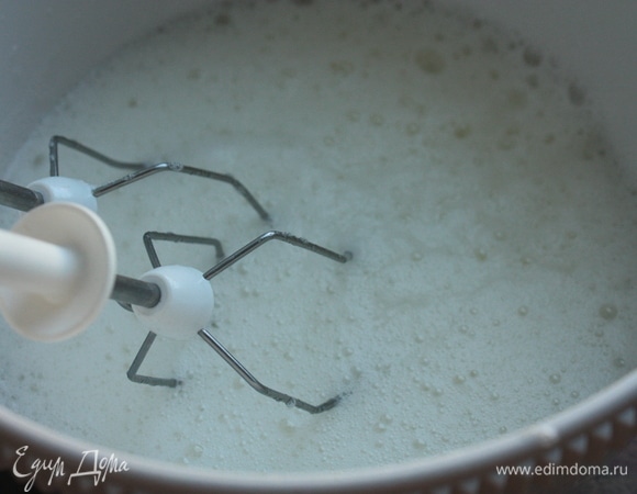Для приготовления меренги начните взбивать яичные белки на средней скорости. Как только белки начинают понемногу увеличиваться в объеме, начинайте всыпать тонкой струйкой сахар, не прекращая взбивать. Меренгу надо взбивать до полного растворения сахара и образования твердых пиков.