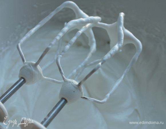 В конце добавьте в меренгу крахмал и лимонный сок.