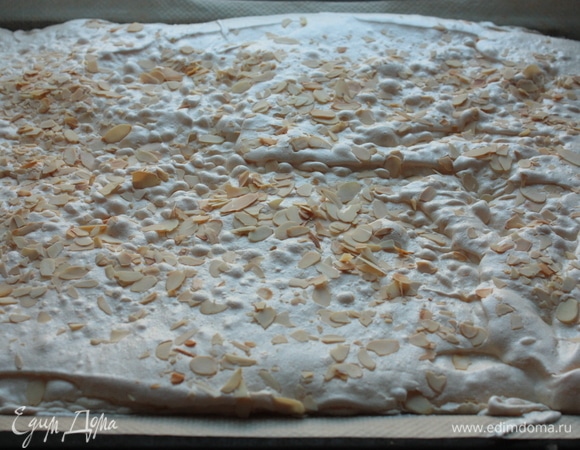 Вот такой пышной получается меренга. Сверху у нее достаточно твердая корочка.