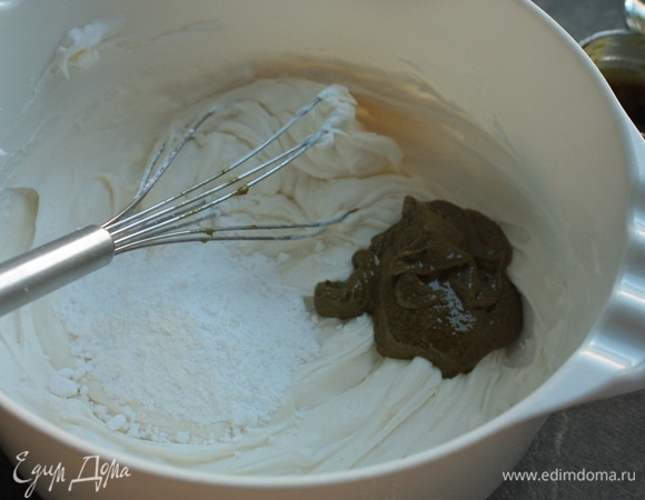 Для крема смешайте маскарпоне со сметаной и сахарной пудрой, добавьте фисташковую пасту и ванильный экстракт.