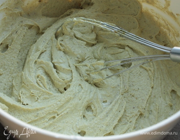 Взбивайте до получения однородной бледно-зеленой массы. Также в крем можно добавить очищенные фисташки.