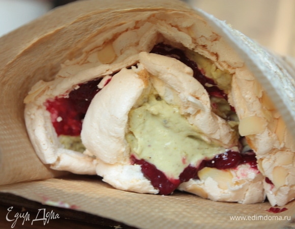 Аккуратно, помогая себе пергаментом, сворачиваем рулет. Чем туже вы его свернете, тем лучше. Готовый рулет плотно оборачиваем пергаментом, чтобы схватился, и отправляем в холодильник минимум на 3 часа.