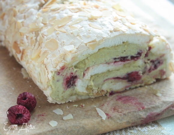 И срочно зовем всех на чаепитие! Такой рулет долго не живет :)