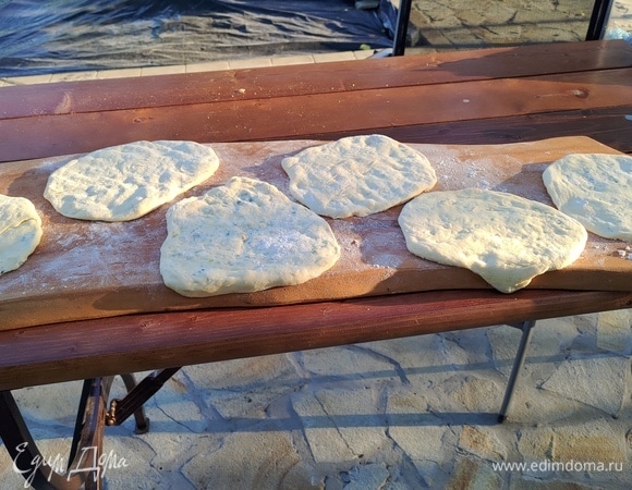 Раскатайте из теста 5–6 лепешек. Положите внутрь начинку, защипните края и снова раскатайте, чтоб получились тонкие лепешки с начинкой внутри.