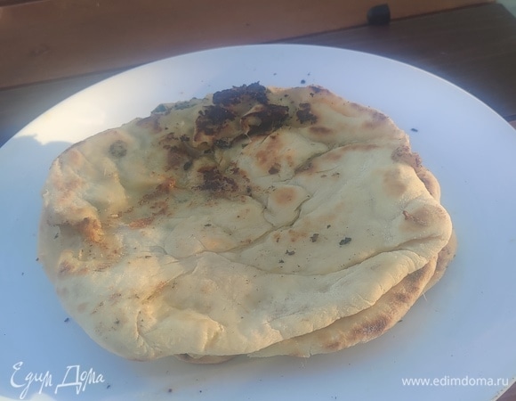 Зажарьте лепешки на сухой сковороде или, как я, в казане на огне. Переворачивайте их время от времени (жарятся они быстро). Выкладывая на тарелку, их можно смазать сливочным маслом