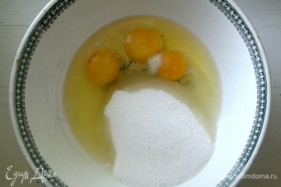 Яйца взбить с сахаром, солью и ванилином. Добавить сметану, перемешать.