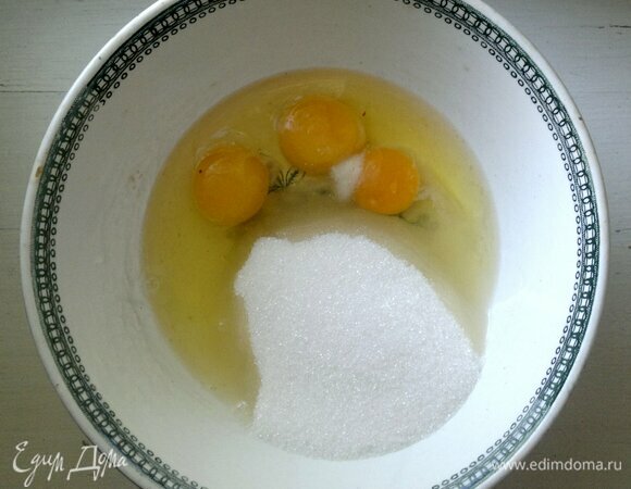 Яйца взбить с сахаром, солью и ванилином. Добавить сметану, перемешать.