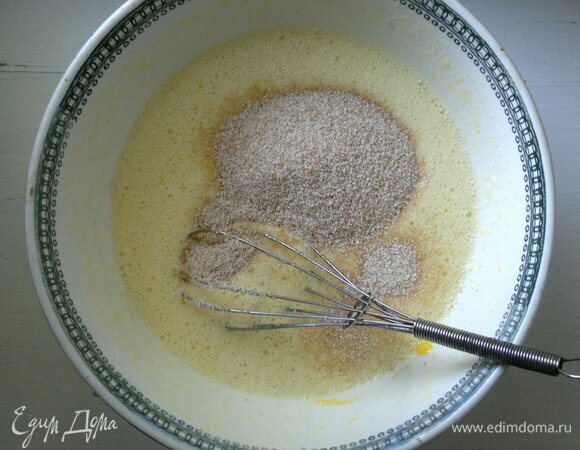 Всыпать манную крупу с клетчаткой. Если у вас нет такой крупы, всыпьте обычную манку. Дать постоять смеси 15–20 мин., до набухания.