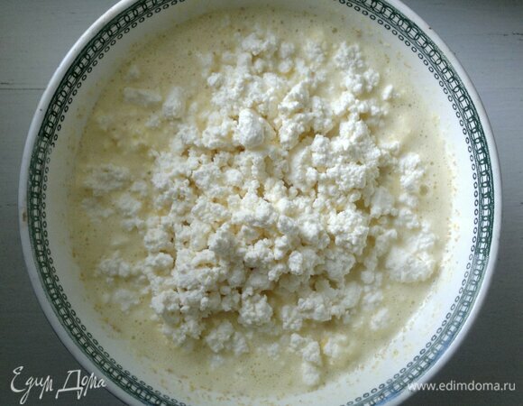 Положить в смесь творог.