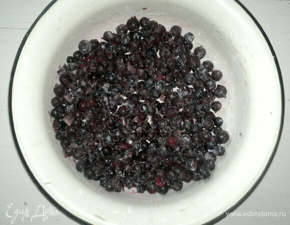 Черную смородину вымыть, обрезать хвостики, обсушить. Соединить смородину с крахмалом и сахаром, перемешать.