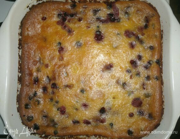 Готовую творожную запеканку с черной смородиной достать из духовки, остудить до теплого состояния.