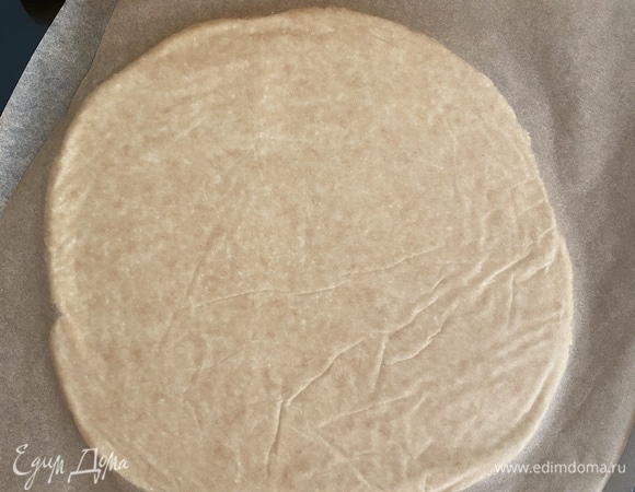 Смешать масло, творог, просеянную муку, соль и сахар, перемешать все до состояния крошки. Добавить желток и быстро замесить тесто. Если будет плохо лепиться, добавить 1 ст. л. ледяной воды. Готовое тесто завернуть в пакет, убрать на час в холодильник. Спустя время раскатать тесто между двумя слоями пергамента в круг диаметром 24 см.