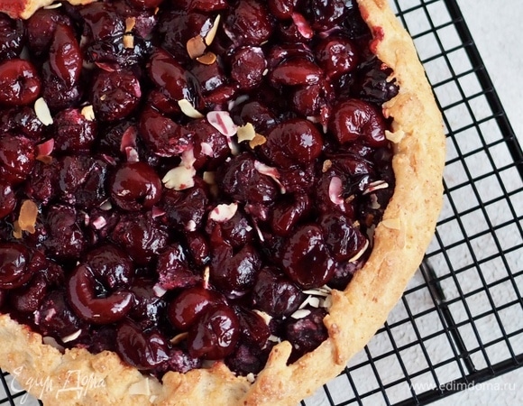 Выпекать в заранее разогретой до 190°C духовке (режим «верх/низ») до румяной корочки примерно 35–40 минут. По готовности дать немного остыть, и можно подавать. Приятного аппетита!