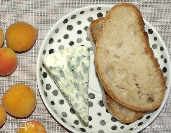 Подготовить все необходимые продукты. Хлеб и абрикосы надо готовить одновременно, тогда все продукты будут теплыми и хорошо пропитаются, но при этом ломтик хлеба останется хрустящим.