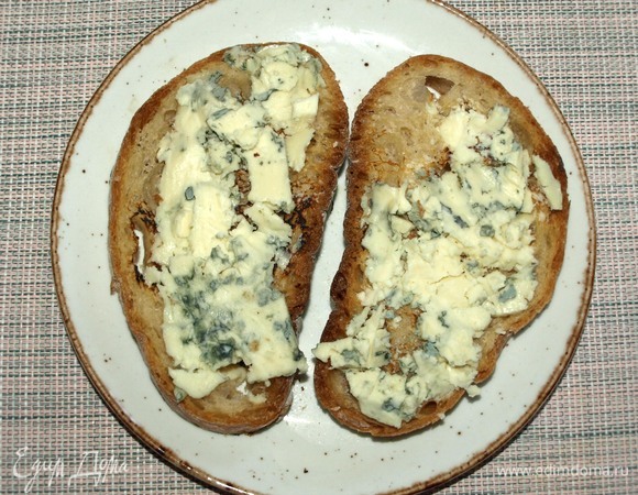 Хлеб подсушить на сухой сковороде. Сыр произвольно нарезаем и выкладываем на подсушенный хлеб.