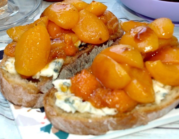 Выкладываем сверху карамелизированные абрикосы. Можно подавать.