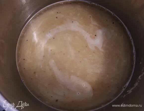 Влейте стакан вина и два стакана воды, накройте крышкой и доведите до кипения на среднем огне.