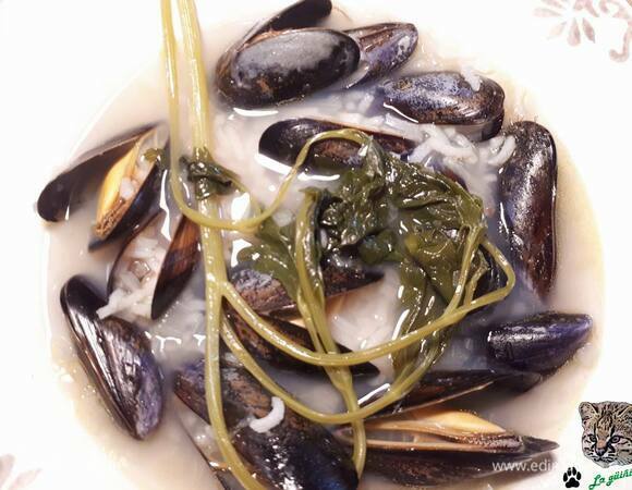 Затем погасите огонь, всыпьте готовый рис, перемешайте и оставьте настояться еще минут 10.