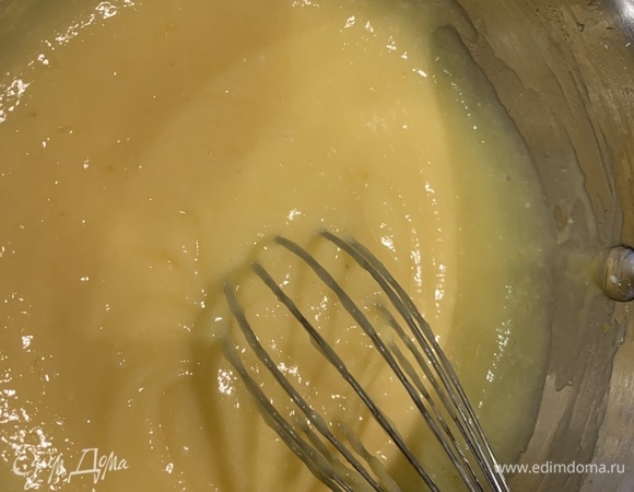 Крем. Натереть цедру и выжать сок лимонов. Соединить все ингредиенты в кастрюле с толстым дном и уваривать до загустения. Крем был густоват, добавила чуть-чуть воды, пока готовила. Все произошло моментально, не успела сделать фото. Убираем охлаждаться.