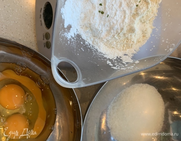 Коржи. Соединяем сухие ингредиенты и добавляем чай. Я еще добавила сухой мяты ради эксперимента.