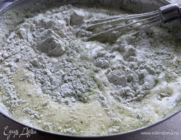 Взбиваем яйца с сахаром, добавляем сметану, сухие ингредиенты, вымешиваем тесто.