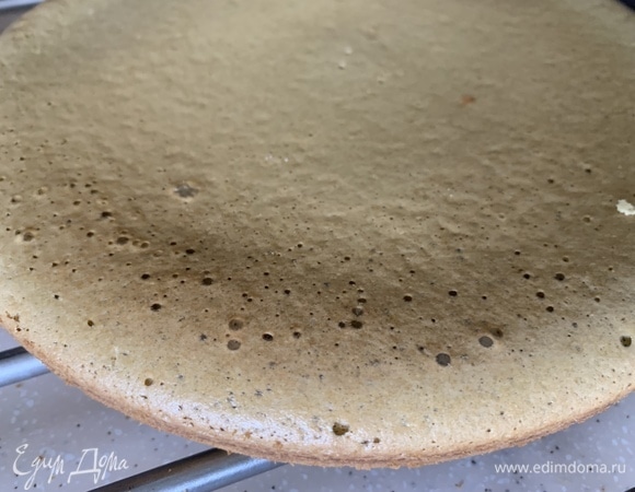 Выпекаем либо 3 коржа, либо один бисквит, а после разделяем на 3. Выпекала около 15–20 минут каждый корж при 180°C.