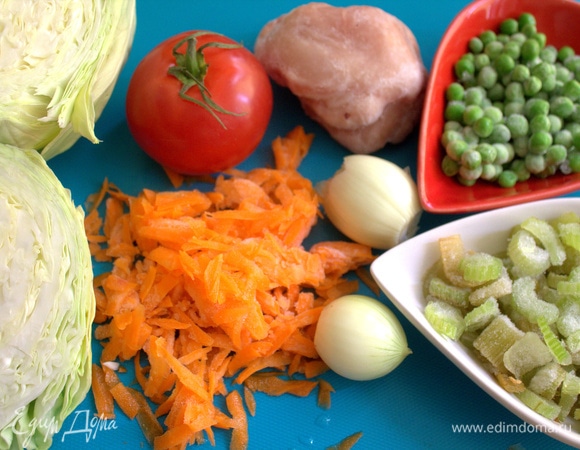 Многие овощи у меня всегда в заморозке, поэтому достаем по горсти моркови, сельдерея, горошка, чистим лук.