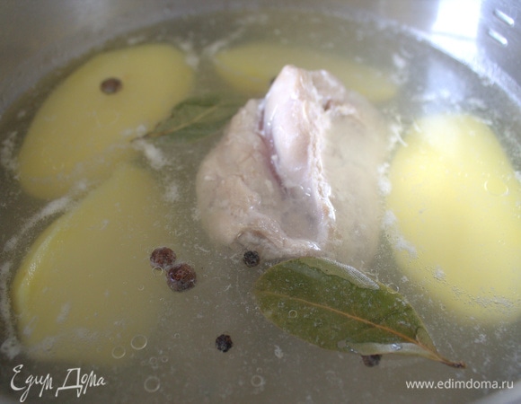 Куриное филе весом 200 г (тут мясо с бедра) залить водой, поставить на огонь с солью, перцем, лаврушкой. Когда закипит, поместить в кастрюлю картофель, нарезанный половинками (мне так удобнее).