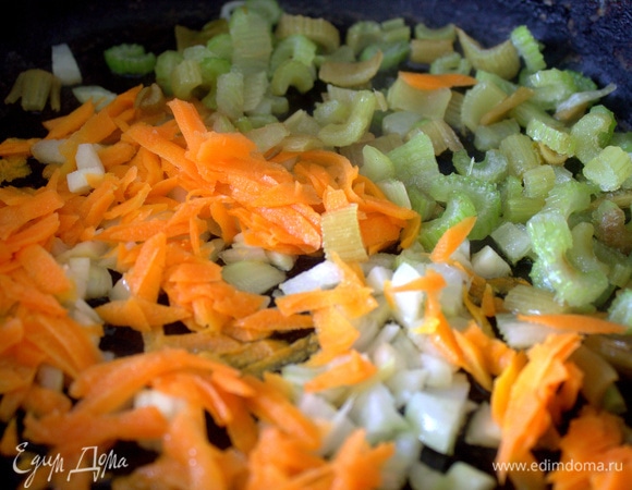 Измельченные морковь и лук слегка обжарить в масле, высыпать сельдерей, подержать на огне немного вместе.