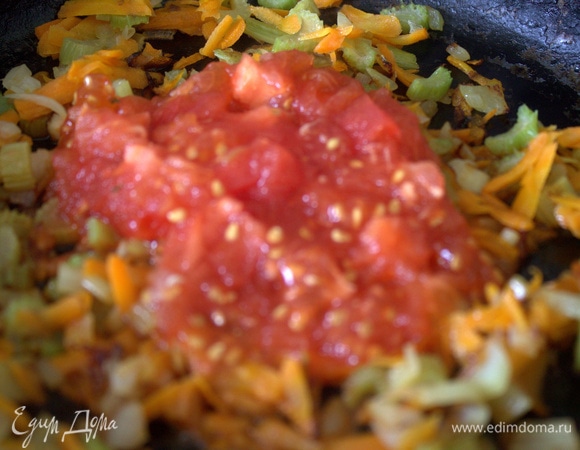 Теперь добавить томат рубленый, перемешать, через минуту выключить.
