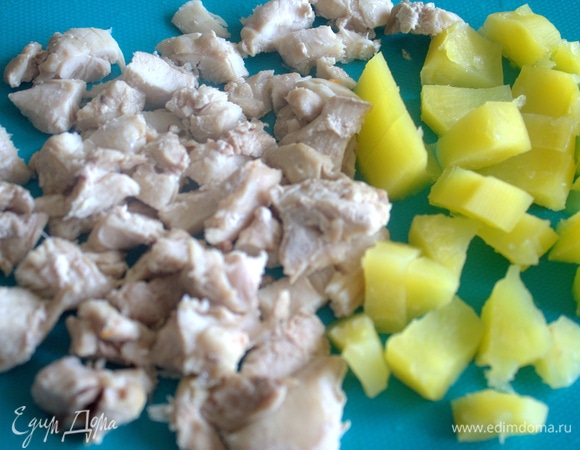 Вынуть готовые курицу и картофель, произвольно нарезать.