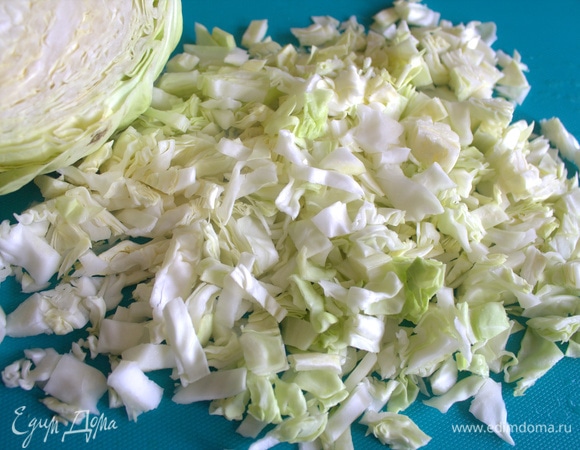 Нашинковать капусту. Пересыпать в суп.