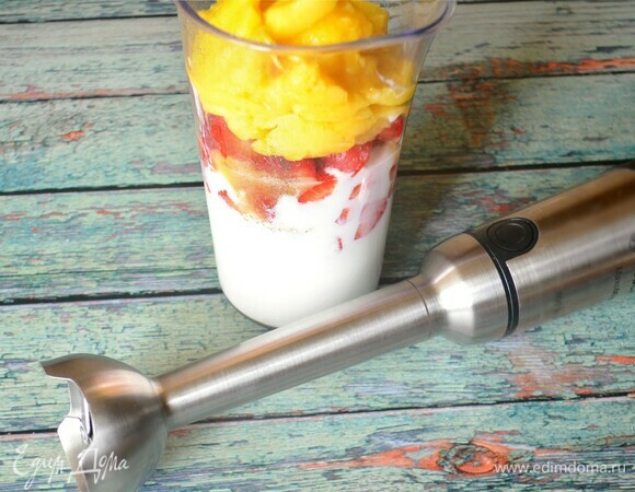 В высокий стакан поместите нарезанную клубнику, манго, овсяные хлопья и кефир (можно питьевой натуральный йогурт). Взбейте с помощью миксера до однородности. Добавьте семена чиа и перемешайте. При желании можно поставить в холодильник на 1 час для охлаждения.