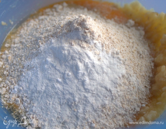Всыпать перемолотую овсянку и разрыхлитель.