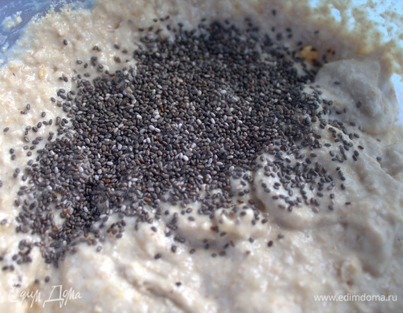 Всыпать семена чиа или мак.