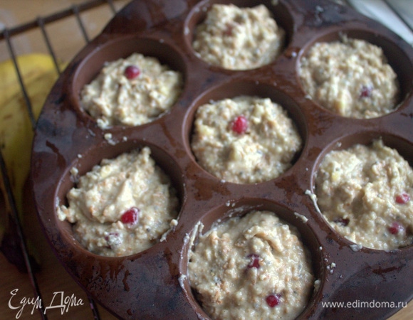 Смочить силиконовую форму водой и распределить тесто не до краев.