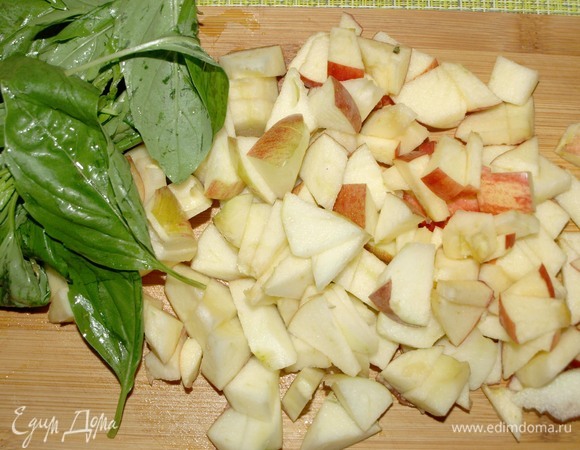 Два крупных яблока мелко нарезать. Базилик порвать руками.