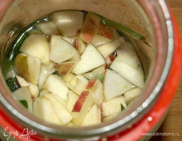 Яблоки и базилик оправляем в подходящую емкость и заливаем 500 мл горячей воды. Закрываем крышкой, даем полностью остыть и отправляем в холодильник на 8 часов.