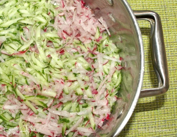 Все продукты должны быть холодными. Огурцы и редис тщательно промыть, высушить и натереть на средней терке.