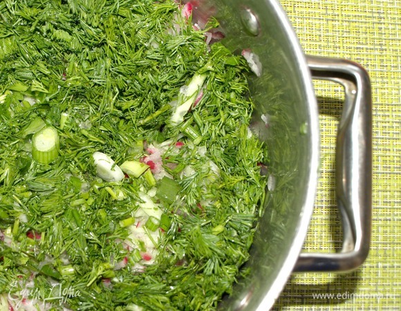 Зеленый лук и укроп тщательно промыть. Дать стечь воде. Мелко порубить.