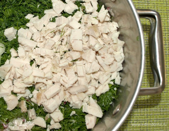Куриное филе отварить заранее и остудить. Мелко нарезать.
