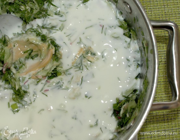 Добавить соль, горчицу и кефир. Все хорошо перемешать. Измельченные на средней терке яйца добавить опционально в тарелку. Добавить цедру лайма.