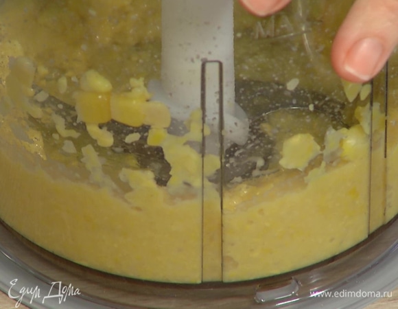 Кукурузу измельчить блендером в пюре.