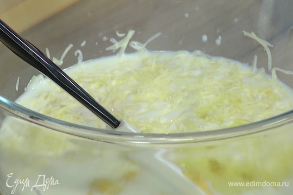 Яйцо, кукурузное пюре и натертый сыр соединить в другой миске, влить молоко и растительное масло, перемешать все в однородную массу.