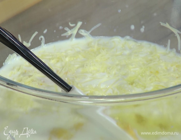 Яйцо, кукурузное пюре и натертый сыр соединить в другой миске, влить молоко и растительное масло, перемешать все в однородную массу.