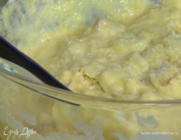 К сухим ингредиентам влить жидкие и при помощи лопатки быстро вымешать тесто.