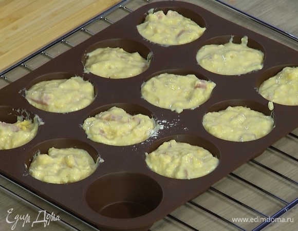 Формы для маффинов заполнить тестом на 2/3 объема и выпекать в разогретой духовке 15–18 минут.