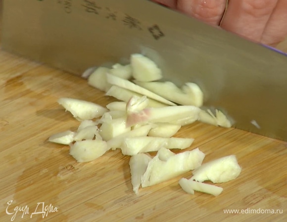 Чеснок почистить, раздавить плоской стороной ножа и мелко порубить.