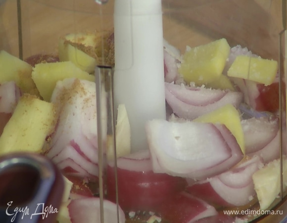 Приготовить имбирную смесь: половину лука и чеснока поместить в блендер, добавить имбирь, зиру, кориандр и соль, все взбить.