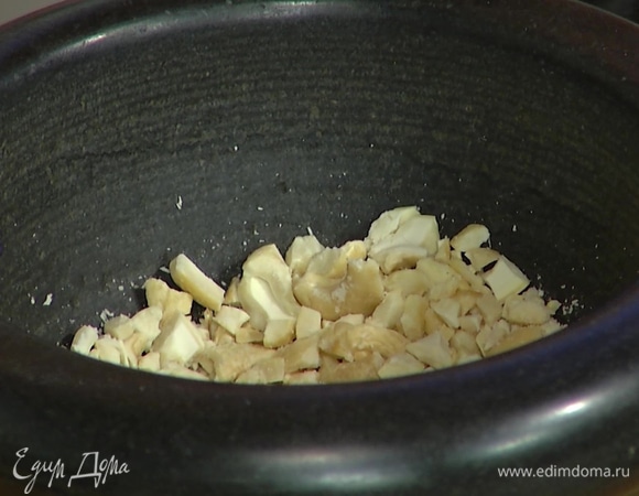 Кешью измельчить в ступке.